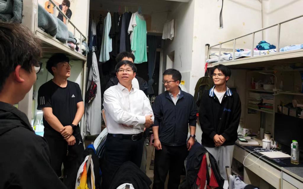 李剀副校长深入学生宿舍走访慰问